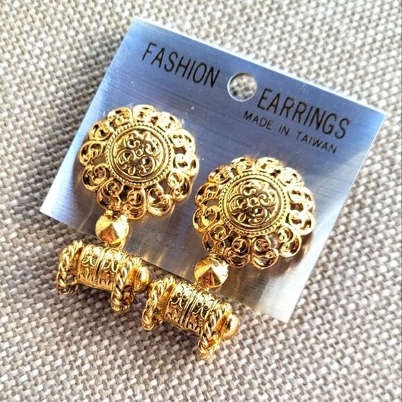 New! Gold Chunky Clip-On Fashion Earrings - Picture 4 of 4
